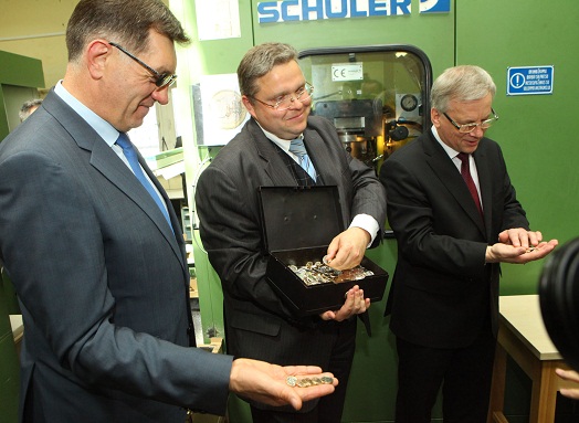   Lithuanian Prime Minister Algirdas Butkevicius (left), Chairman of the Board of Lithuanian Central Bank Vitas Vasiliuskas and Minister of Finance Rimantas Sadzius introduce first Lithuanian euro coins (Photo courtesy “Lietuvos bankas”).  